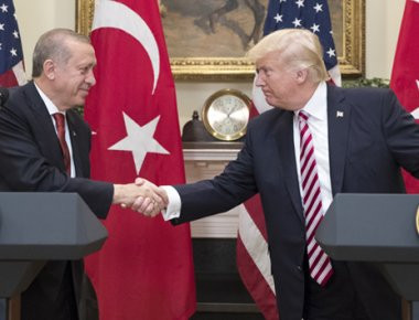 Ο Ερντογάν απειλεί με «πολιτικά αντίποινα» τις ΗΠΑ για τα εντάλματα σύλληψης